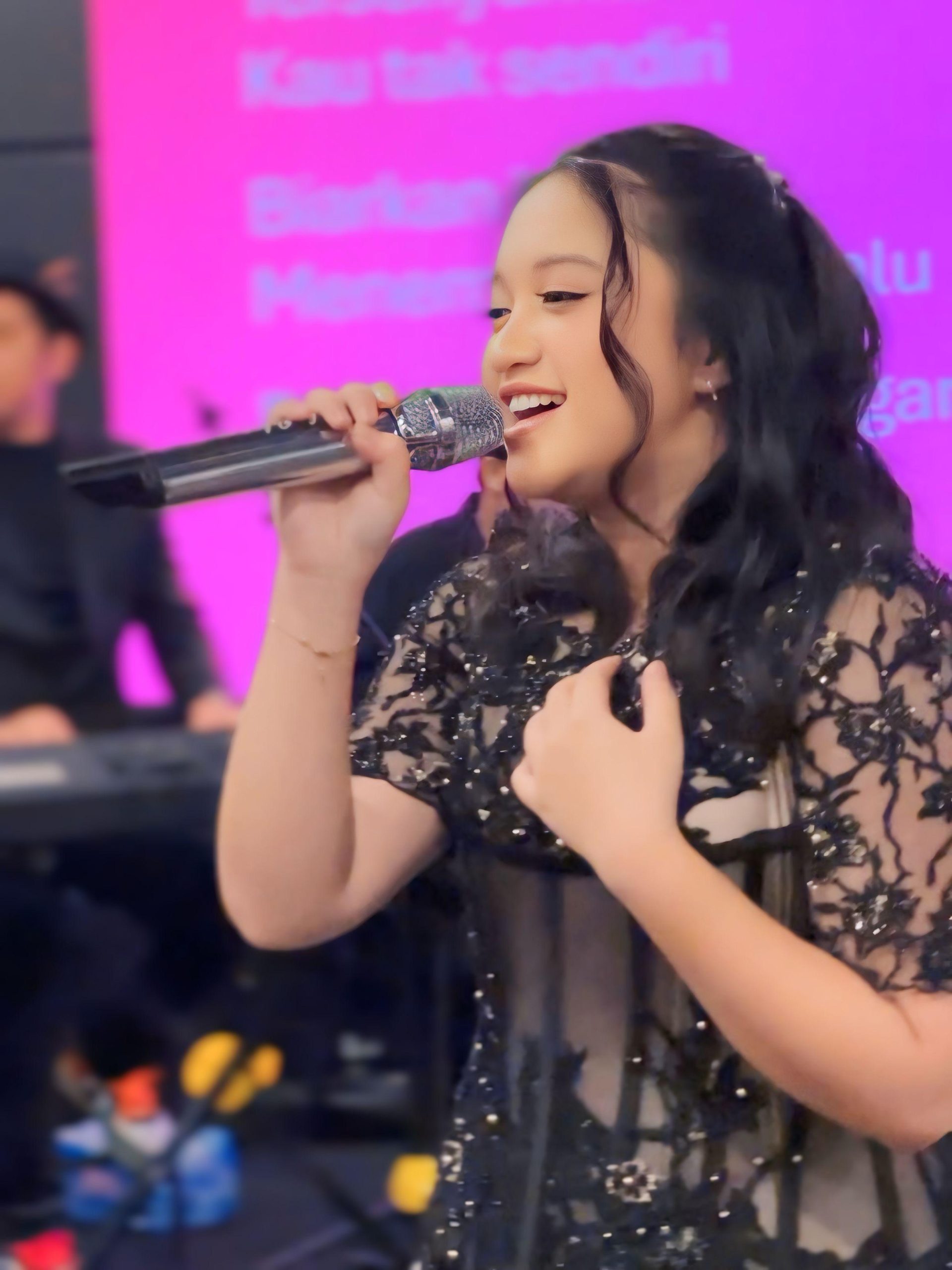 Nadisha Rayakan Ultah ke-17, Rilis Single Debut ‘Tersenyumlah ...